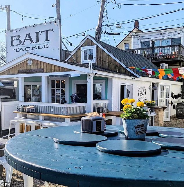 Little Creek Oysters расположен в знаменитом здании Bait & Tackle на набережной в самом сердце исторического Гринпорта.