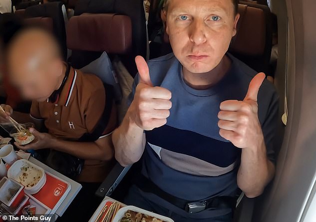 Бен (выше) рассказал MailOnline Travel, что «место для ног и общий комфорт сидений были превосходными».