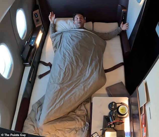 Ники рассказал MailOnline: «В первом классе Japan Airlines одни из самых широких сидений и кроватей в небе»