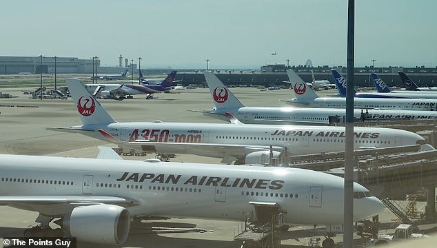 Самолеты Japan Airlines пришвартованы в токийском аэропорту Ханэда
