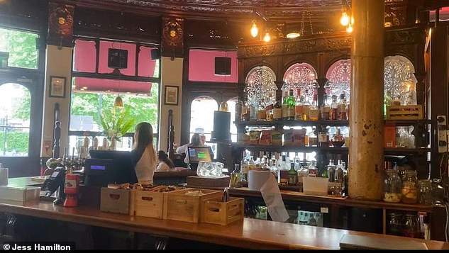 Viaduct Tavern находится напротив Old Bailey и построен на месте тюрьмы Newgate. Паб сохраняет многие викторианские черты, включая богато украшенный медный потолок, чугунные колонны и старую билетную кассу