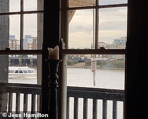 На фотографии изображена петля, которая болтается на заднем плане здания The Prospect of Whitby как дань уважения «судье, повесившему приговор».