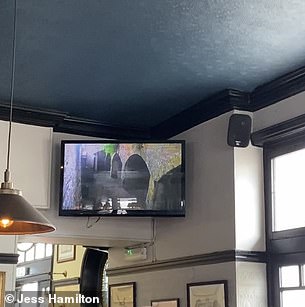 Прямая трансляция из камер Morpeth Arms транслируется на телевизоре рядом с баром (на фото)
