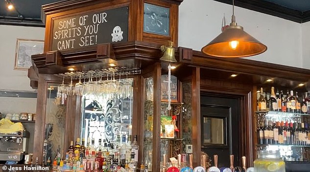 Под Morpeth Arms находятся камеры, оставшиеся от бывшей тюрьмы Millbank. В пабе, как говорят, обитает призрак бывшего заключенного, который умер под землей.
