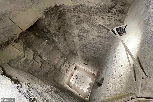Хотя о шахте в центре пирамиды (на фото) уже было известно, теперь исследователи представляют новую теорию относительно ее назначения.