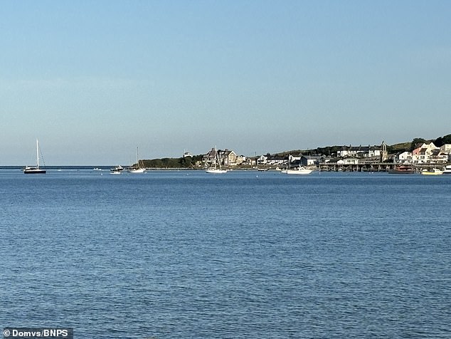 Также поблизости есть общественный туалет и пресная вода, и хотя в домиках нет электричества, некоторые владельцы решили установить солнечные батареи для выработки собственной энергии (на фото: вид из пляжного домика)
