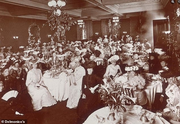 Дамский обед в ресторане Delmonico's в 1902 году, на котором гости были одеты в наряды.