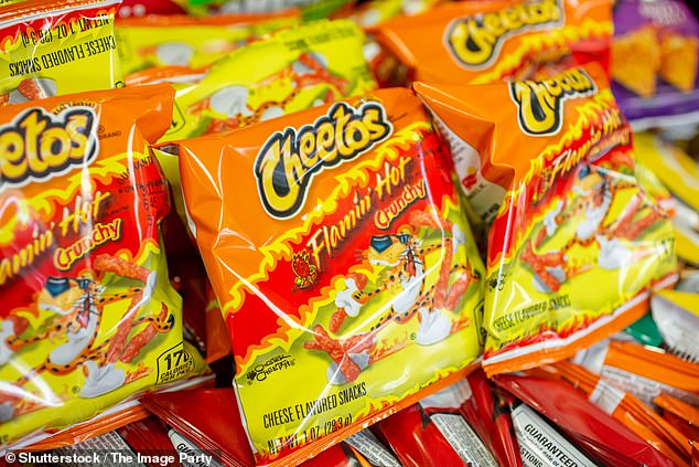 Создатель контента объясняет, что он купил пакет Flamin' Hot Cheetos в аэропорту Амстердама, и первое большое отличие, которое он заметил, был цвет маленьких кукурузно-сырных палочек (изображение)
