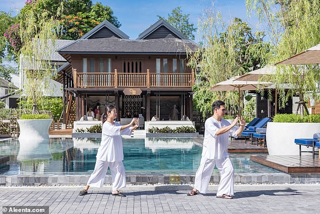 Айлбхе Макмахон заселяется в Aleenta Retreat Chiang Mai, северный тайский курорт, названный лучшим новым велнес-отелем в мире по последним гостиничным наградам National Geographic Traveller. Сверху — бассейн и спа-салон Ayurah на заднем плане