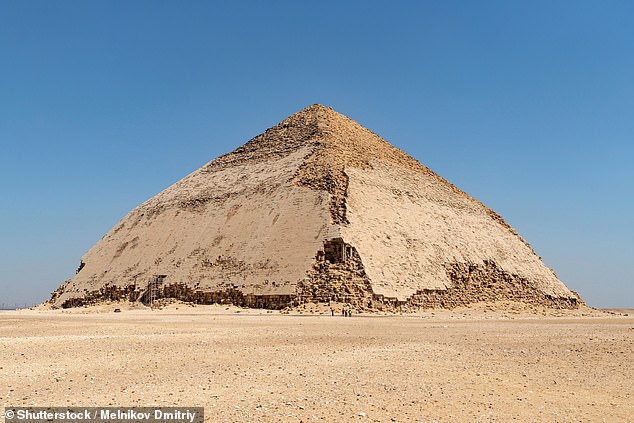 В видео, опубликованном в TikTok, Сэм Мейфэр показал своим 730 000 подписчикам внутреннюю часть Ломаной пирамиды (выше), расположенной в королевском некрополе Дахшур, к югу от Каира.