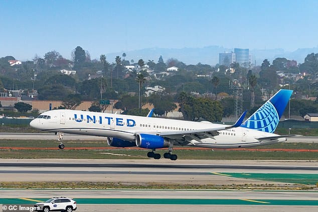 Самолет Boeing авиакомпании United Airlines потерял колесо основной стойки шасси в понедельник при взлете из Лос-Анджелеса (архивное фото)