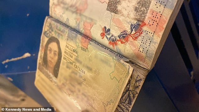 Преподавательница йоги осталась в слезах и застряла в Таиланде, когда, по ее словам, ее не пустили на обратный рейс в Лондон из-за «крошечной» трещины в паспорте