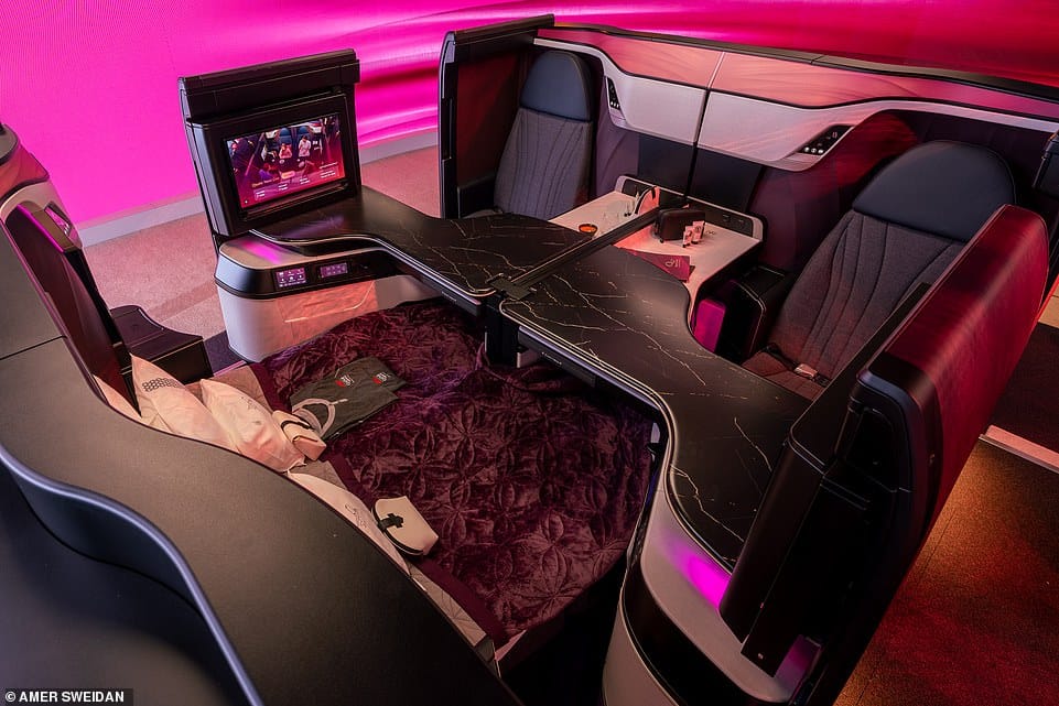 Qatar Airways представила «Qsuite Next Gen» (выше) на Международном авиасалоне в Фарнборо. В «квадрорежиме» в текущем Qsuite экраны развлечений частично закрывают обзор пассажирам, сидящим лицом друг к другу. Но в новой версии экраны складываются вплотную к стенам