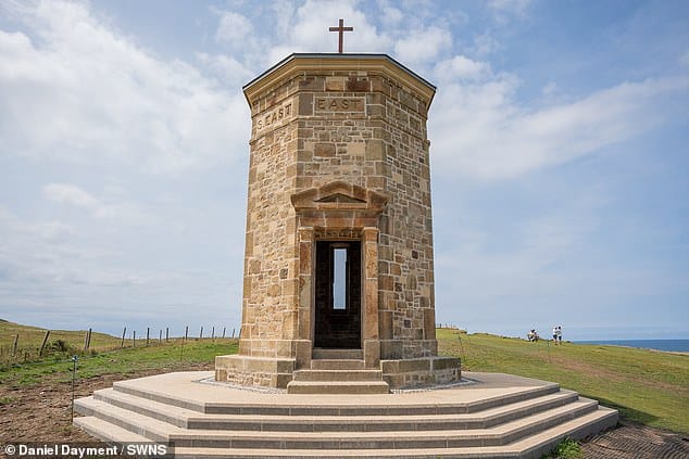 Вид на Compass Point, Bude, Cornwall, снятый вчера. Перемещение башни было завершено после двух лет усилий по ее перемещению по кирпичику, чтобы не допустить ее падения в море
