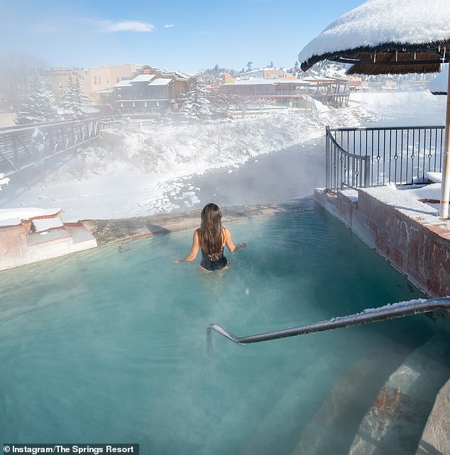 Горячие источники курорта The Springs Resort известны своими «целебными свойствами».