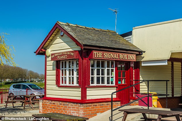 Signal Box Inn (выше) — это крошечный паб на месте легкорельсового транспорта Cleethorpes Coast Light Railway и самый маленький паб на планете.