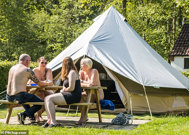 Кемпинг Broadland Sun Association (выше) — это место для нудистов, принадлежащее членам клуба. MailOnline Travel поговорил с бывшим смотрителем Остином Редгрейвом, а также с нынешним временным смотрителем Томом Гилксом, которые говорят, что на территории кемпинга нагота приветствуется — за исключением случаев, когда слишком холодно