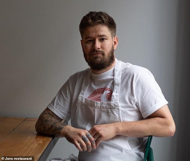 Люк Френч, совладелец и шеф-повар ресторана JÖRO, отмеченного гидом Мишлен в Шеффилде, Южный Йоркшир, отмечает, что «в Йоркшире» правильный, традиционный способ есть йоркширский пудинг — это подавать его в качестве первого блюда перед основным блюдом.