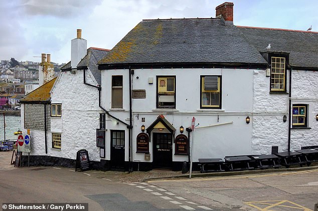 Гостиница Sloop Inn, изображенная на фотографии, является одной из старейших гостиниц в Корнуолле и датируется 1312 годом. «Она пользуется популярностью у рыбаков, художников и туристов», — говорит Сара.