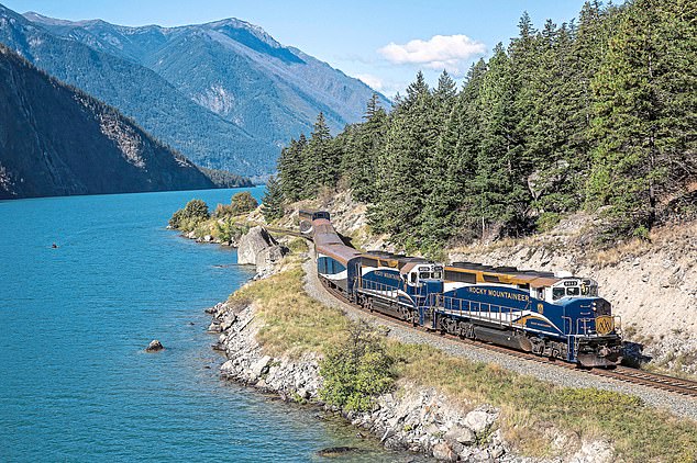 Майкл путешествует на Rocky Mountaineer, изображенном здесь, «роскошном поезде, который предлагает эпический туризм для праздных богачей».