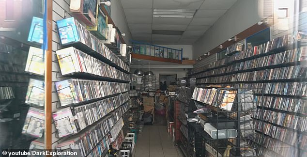 В закрытом магазине видеоигр на полках лежат сотни игр, которые постепенно устаревают
