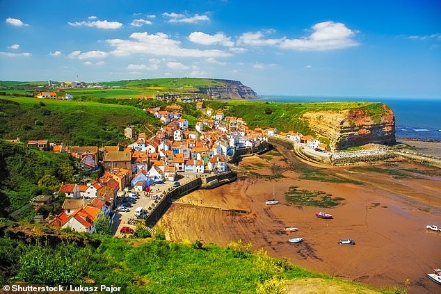 Staithes — популярное место отдыха на побережье уик-энда среди отдыхающих, желающих исследовать дикую береговую линию Йоркшира.