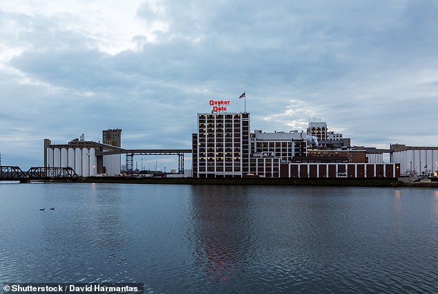Завод Quaker Oats в Сидар-Рапидс, штат Айова, изображенный на фото, заставляет город «пахнуть фруктовыми хлопьями», как утверждает один из пользователей Reddit