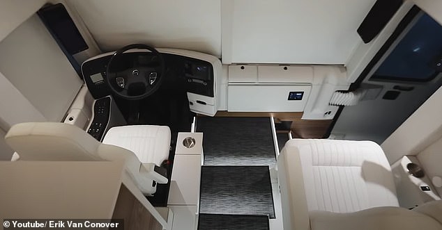 Эксперт по недвижимости начинает осмотр с кабины автодома, где он сообщает, что белые кожаные сиденья стоят 20 000 долларов каждое.