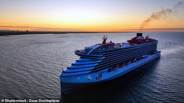 Virgin Voyages рекламирует акцию как «дети идут бесплатно». Хотя круизная компания принимает только взрослых, она меняет свое определение «детей» на молодых людей в возрасте от 18 до 26 лет