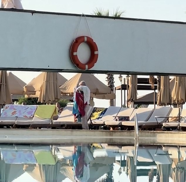 Отели Laur Hotels на Эгейском побережье страны дали указание персоналу забирать вещи туристов, если они попытаются занять шезлонги рано утром или даже накануне вечером.