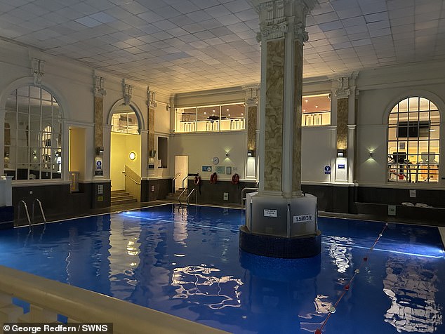 Он нагло пробрался в 4* отель Park Plaza в Ватерлоо. Там он насладился купанием в бассейне и даже воспользовался сауной.