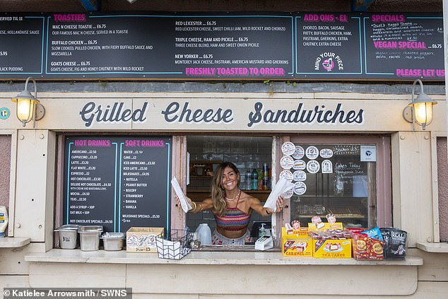Кейт Картер-Ларг из Cheesy Toasty Shack в Сент-Эндрюсе, Файф. Она сказала, что чайки «действительно ужасающие»