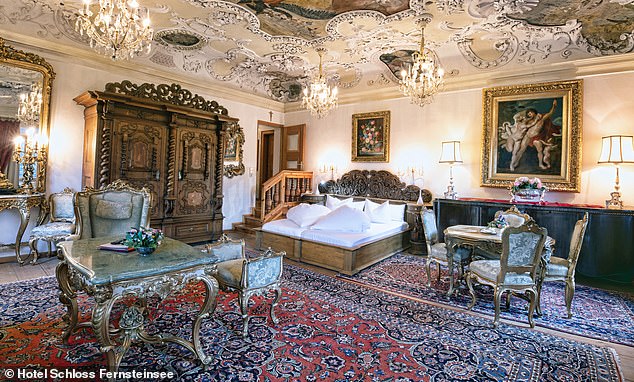 На фото — отель Schloss Fernsteinsee, Австрия, который находится над озером и был любимым местом отдыха короля Людвига II Баварского. Теперь он предлагает гостям восемь люксов для ночлега