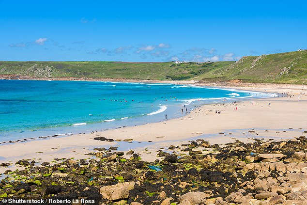 Visit Cornwall сообщает: «Sennen Cove (выше) предлагает все необходимое для пляжного отдыха: песок, море и серфинг».