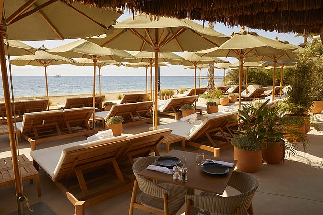 Атмосфера в Yellow Fish Beach Club — бохо-гламурная.