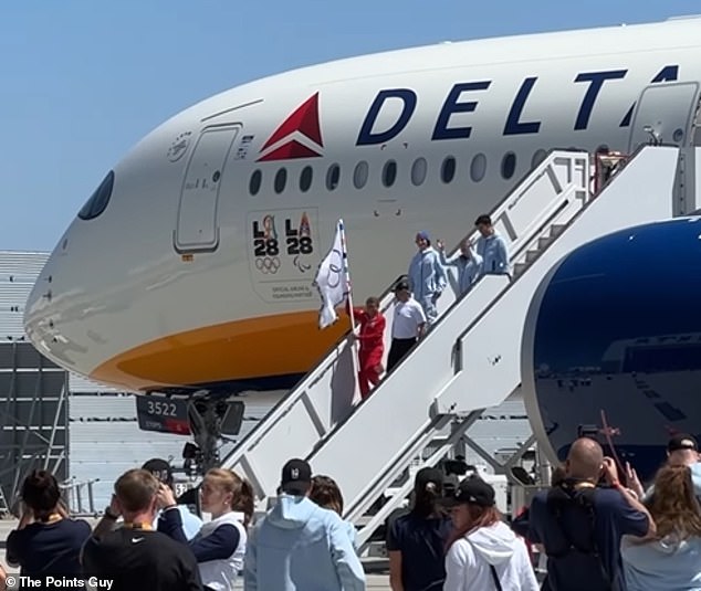 Флаг снимают с самолета Delta A350 в аэропорту Лос-Анджелеса в рамках подготовки к Играм 2028 года в Лос-Анджелесе