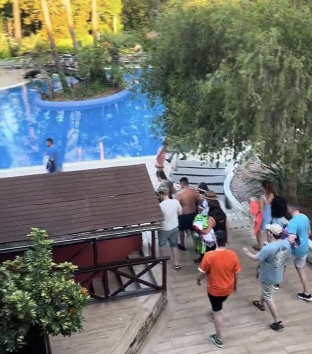 На отдельном видео видно, как британцы бегут и расталкивают друг друга у бассейна, пытаясь занять лучшие места.