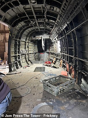 Уилл потратил шесть месяцев на то, чтобы превратить самолет в комфортабельное жилое помещение для тихого отдыха в Великобритании.