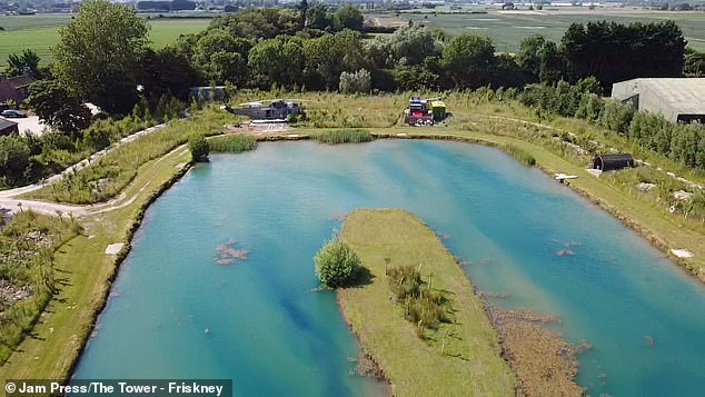 На фотографии изображена база ВВС Великобритании Уэйнфлит, на которой размещается не только вертолет Королевского флота, но и комбайн, армейская машина скорой помощи, пожарная машина и многое другое — все это доступно для ночлега.