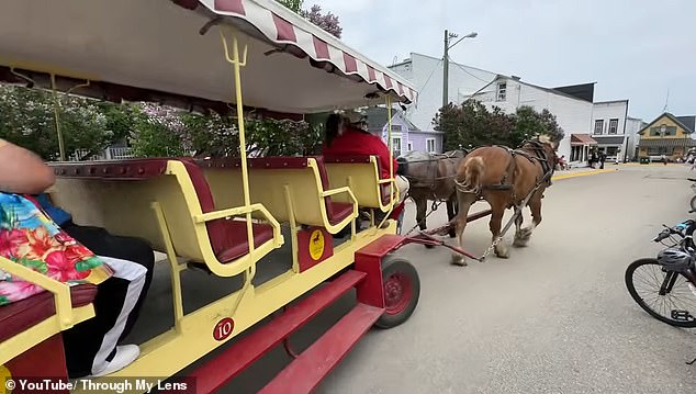 Три основных способа передвижения по острову — это экскурсия в карете, аренда велосипеда или пешая прогулка.