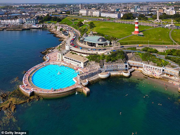 Tinside Lido — это огромный полукруглый бассейн с соленой водой диаметром 55 метров.