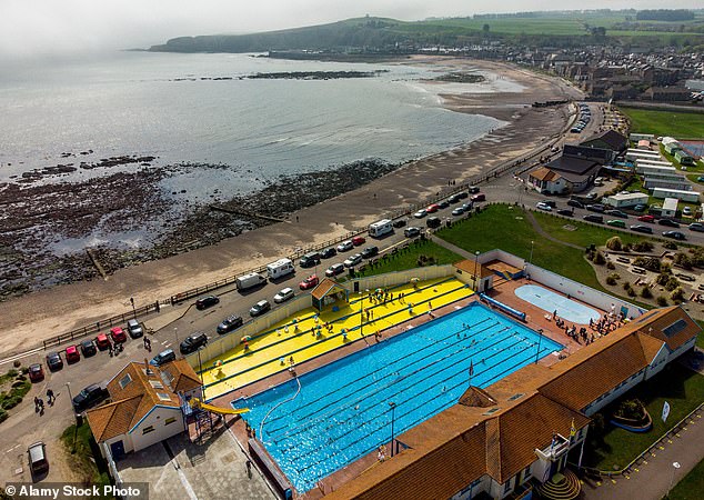 Открытый бассейн Stonehaven возле Абердина нагревается до 29°C