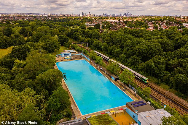 Tooting Bec Lido — крупнейший в Великобритании: его длина составляет 91,4 метра, а ширина — 30,2 метра.