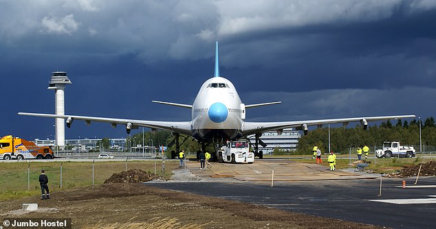 Расположенный всего в 20 метрах от аэропорта Стокгольм-Арланда, хостел Jumbo Hostel (выше) позволит путешественникам почувствовать себя частью событий.