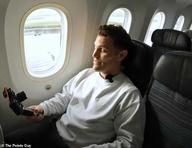Экономичность Air Canada испытал редактор отдела по связям с общественностью Ники Кельвин, заплативший за билет £254/$330. Он сказал, что его место было «особенно удобным»