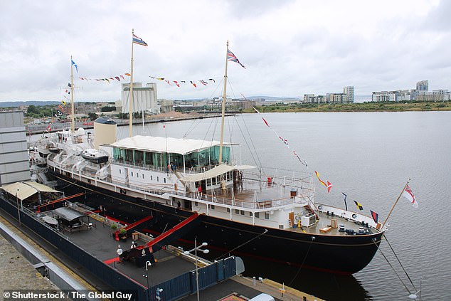 Королевская яхта Britannia (на фото), «главная достопримечательность» Лейта, находилась в эксплуатации с 1954 по 1997 год, и королева Елизавета II совершала многочисленные поездки на этом судне.