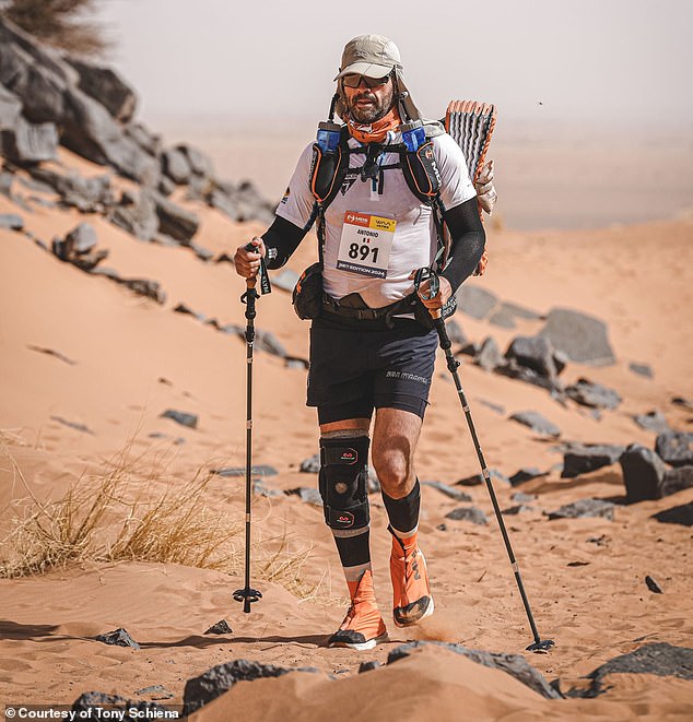 Совсем недавно Тони пробежал самый сложный в мире забег по бегу Marathon Des Sables, что эквивалентно бегу на шесть марафонов за шесть дней.