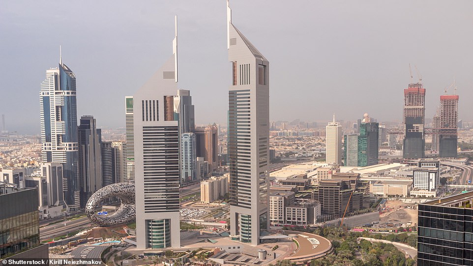 Башни Emirates Towers на шоссе шейха Зайда, изображенные на верхнем снимке во время строительства в 1999 году, являются «главной особенностью на горизонте Дубая», — говорит Visit Dubai. С тех пор район развивался дальше, и Музей будущего — круглое серебристое здание перед башнями на нижнем снимке — открылся в 2022 году
