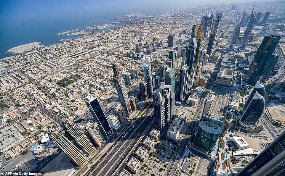 Sheikh Zayed Road — одна из главных магистралей Дубая, расположенная в нескольких улицах от набережной. Территория вокруг дороги быстро развивалась на протяжении многих лет, о чем свидетельствуют изменения между этими двумя фотографиями. Верхняя фотография была сделана в 2005 году, а вторая — в 2020 году. Agoda.com сообщает: «На Sheikh Zayed Road находятся некоторые из самых впечатляющих небоскребов в Дубае».