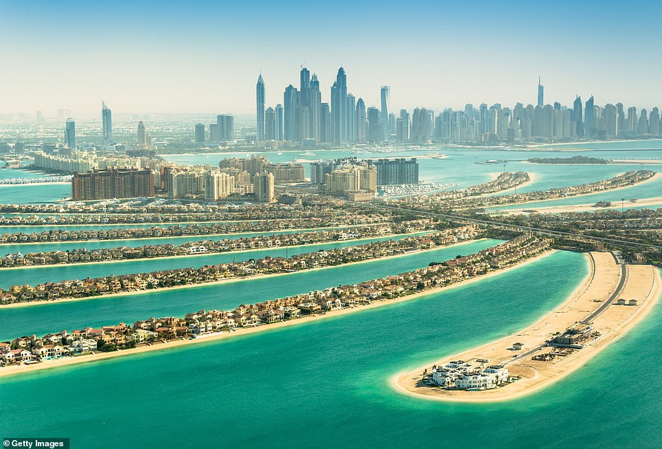 Palm Jumeirah — это архипелаг искусственных островов, спроектированный в форме пальмы. Работа над проектом началась в 2001 году, и верхнее изображение отражает прогресс, достигнутый к 2003 году. Нижнее фото показывает завершенный проект, в котором разместилось около 30 отелей и более 4000 домов.